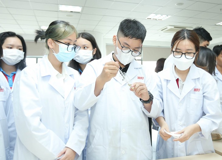 Học sinh, sinh viên được trải nghiệm "Một ngày làm Dược sĩ" - Ảnh 1. Học sinh, sinh viên được trải nghiệm "Một ngày làm Dược sĩ" - Ảnh 1.