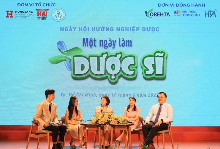 Học sinh, sinh viên được trải nghiệm "Một ngày làm Dược sĩ" - Ảnh 2. Học sinh, sinh viên được trải nghiệm "Một ngày làm Dược sĩ" - Ảnh 2.