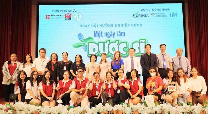 Học sinh, sinh viên được trải nghiệm "Một ngày làm Dược sĩ" - Ảnh 3. Học sinh, sinh viên được trải nghiệm "Một ngày làm Dược sĩ" - Ảnh 3.