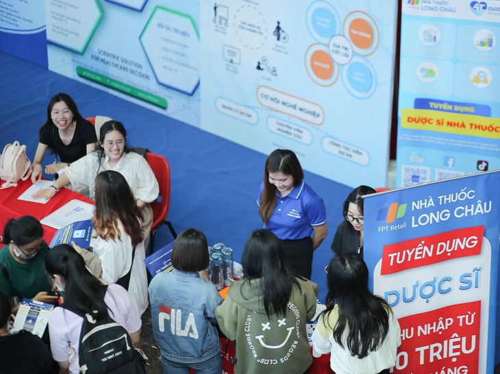 Học sinh, sinh viên được trải nghiệm "Một ngày làm Dược sĩ" - Ảnh 4. Học sinh, sinh viên được trải nghiệm "Một ngày làm Dược sĩ" - Ảnh 4.