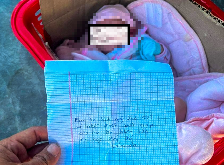 Bé 10 ngày tuổi bị bỏ rơi bên đường kèm tờ giấy “nhờ nuôi hộ” - Ảnh 1. Bé 10 ngày tuổi bị bỏ rơi bên đường kèm tờ giấy “nhờ nuôi hộ” - Ảnh 1.