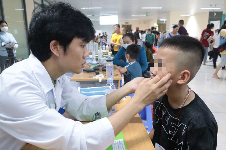 Nhiều trẻ bị dị tật hở môi, vòm miệng và các dị tật bẩm sinh được phẫu thuật - Ảnh 1. Nhiều trẻ bị dị tật hở môi, vòm miệng và các dị tật bẩm sinh được phẫu thuật - Ảnh 1.