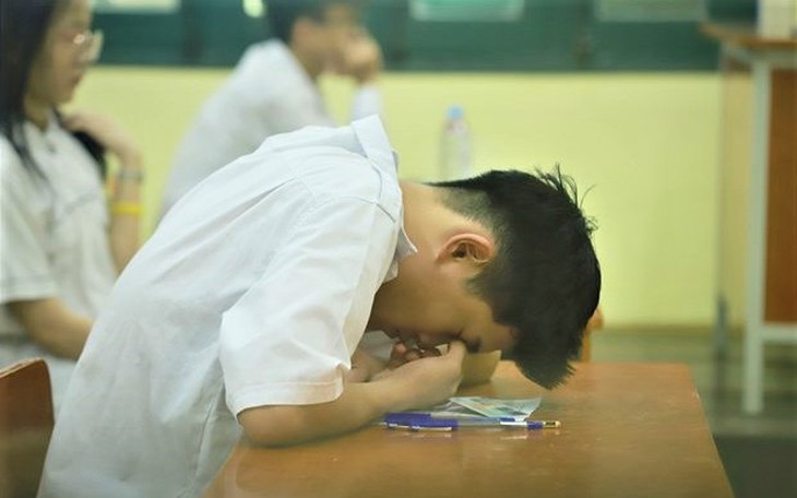 Phụ huynh khiếu nại đề Toán lớp 10 bị mờ, nên chấm theo phương án nào?