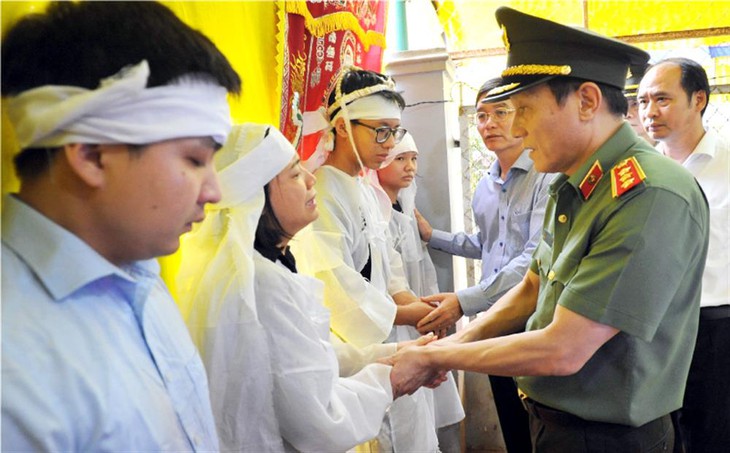 Lãnh đạo Bộ Công an, lãnh đạo tỉnh Đăk Lăk thăm, viếng các nạn nhân trong vụ việc xảy ra tại Đắk Lắk - Ảnh 3.