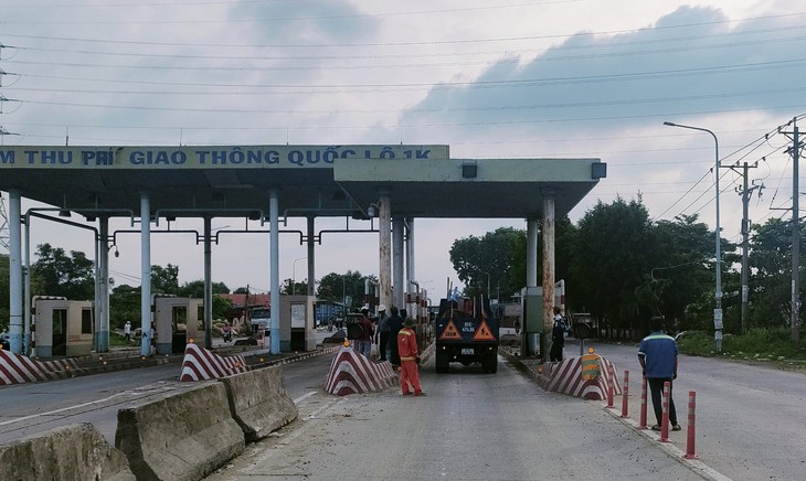 Việc tháo dỡ 2 trạm thu phí bỏ hoang sẽ hoàn thành trong tháng 6 - Ảnh 2.