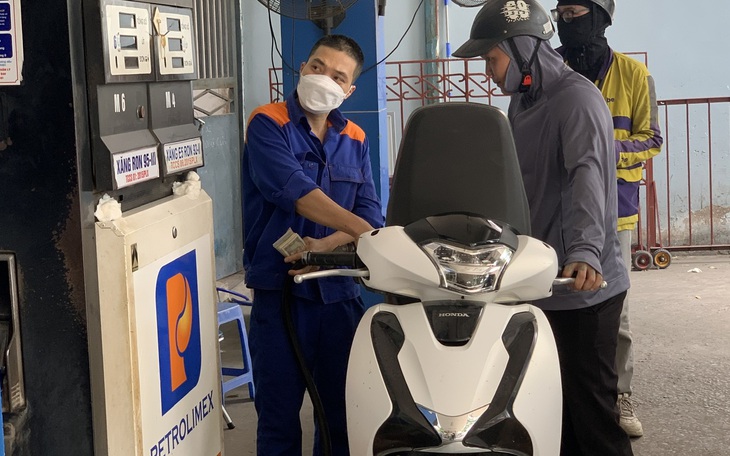 Giá xăng giữ nguyên, giá dầu tăng nhẹ