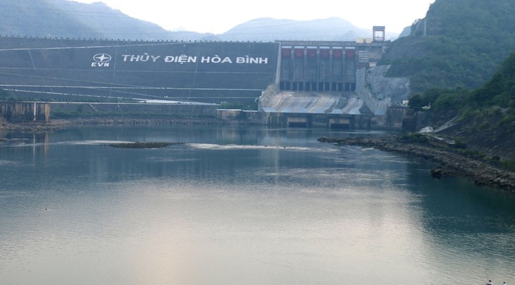 Phát hiện nhiều quả đạn pháo trên sông Đà sau khi cạn trơ đáy - Ảnh 3.