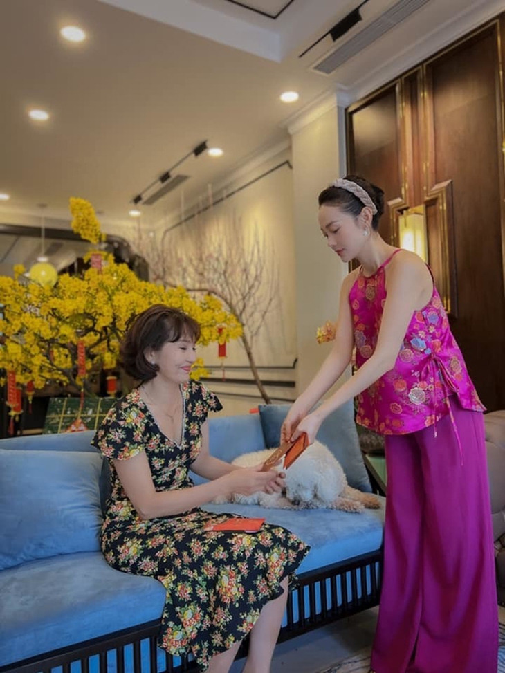 Người phụ nữ U60 trẻ đẹp khiến Minh Hằng nỗ lực mua nhà 2 triệu đô để báo hiếu - Ảnh 7. Người phụ nữ U60 trẻ đẹp khiến Minh Hằng nỗ lực mua nhà 2 triệu đô để báo hiếu - Ảnh 7.