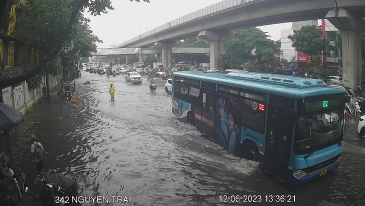 Cận cảnh nhiều tuyến phố Hà Nội ngập thành sông sau cơn mưa trưa xối xả - Ảnh 2. Cận cảnh nhiều tuyến phố Hà Nội ngập thành sông sau cơn mưa trưa xối xả - Ảnh 2.