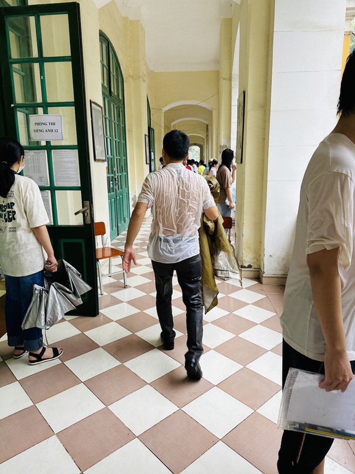 Cận cảnh nhiều tuyến phố Hà Nội ngập thành sông sau cơn mưa trưa xối xả - Ảnh 7. Cận cảnh nhiều tuyến phố Hà Nội ngập thành sông sau cơn mưa trưa xối xả - Ảnh 7.