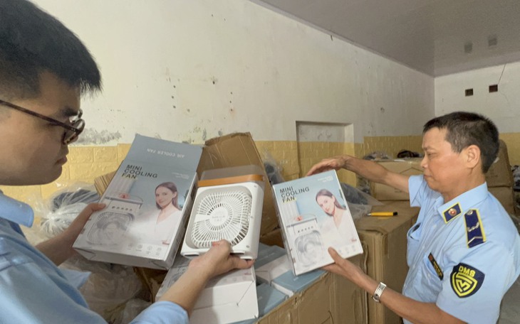 Lợi dụng tình hình, một tiểu thương thu mua lượng lớn quạt điện trôi nổi về bán kiếm lời