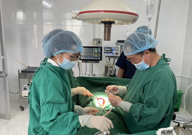 Bé gái 15 tuổi mang trong mình khối u nang buồng trứng "khủng" nặng 9kg - Ảnh 1. Bé gái 15 tuổi mang trong mình khối u nang buồng trứng "khủng" nặng 9kg - Ảnh 1.