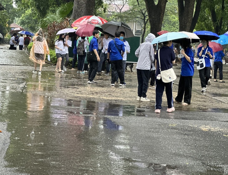 Thí sinh tuổi Tí đi thi chuyên ướt "như chuột lột" - Ảnh 8.