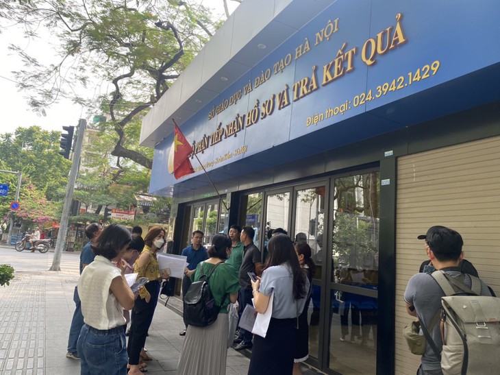 Phụ huynh lên Sở GD&ĐT Hà Nội nộp đơn kiến nghị về vụ đề thi Toán lớp 10 in mờ - Ảnh 1.