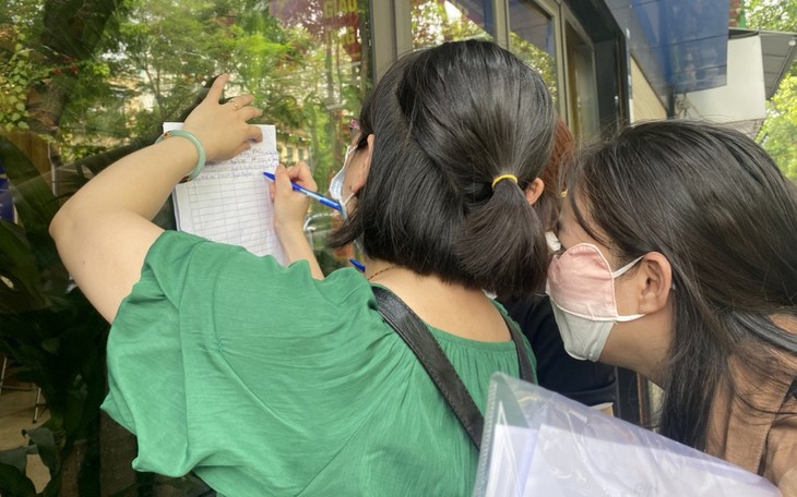 Phụ huynh lên Sở GD&ĐT Hà Nội nộp đơn kiến nghị về vụ đề thi Toán lớp 10 in mờ