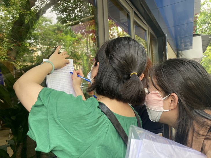 Phụ huynh lên Sở GD&ĐT Hà Nội nộp đơn kiến nghị về vụ đề thi Toán lớp 10 in mờ - Ảnh 2.