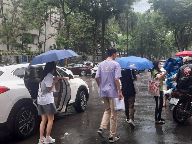 Thí sinh tuổi Tí đi thi chuyên ướt "như chuột lột" - Ảnh 3.