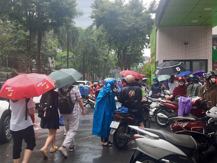 Thí sinh tuổi Tí đi thi chuyên ướt "như chuột lột" - Ảnh 4.
