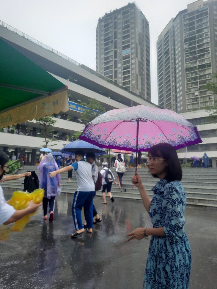 Thí sinh tuổi Tí đi thi chuyên ướt "như chuột lột" - Ảnh 5.