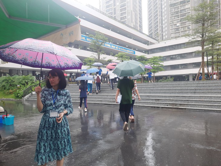Thí sinh tuổi Tí đi thi chuyên ướt "như chuột lột" - Ảnh 6.