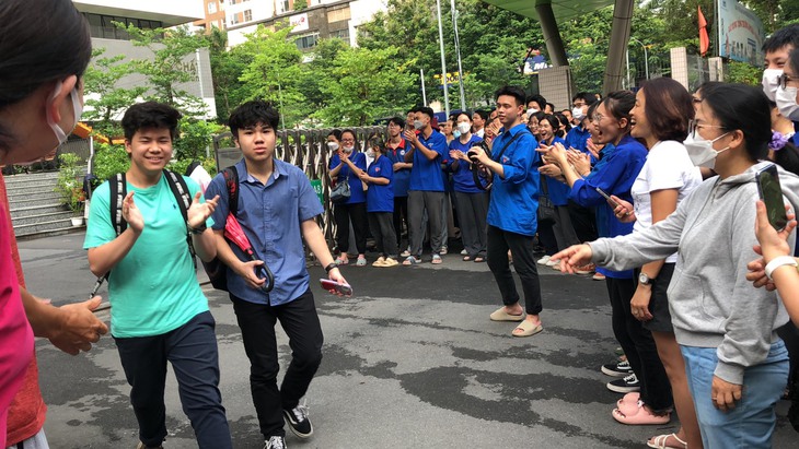 Cơn mưa giải hạn đã khép lại thành công kỳ thi vào lớp 10 tại Hà Nội - Ảnh 2. Cơn mưa giải hạn đã khép lại thành công kỳ thi vào lớp 10 tại Hà Nội - Ảnh 2.