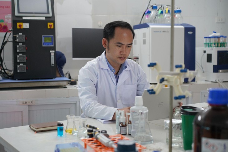 Dược sĩ đam mê nghiên cứu chế phẩm sát trùng thế hệ mới - Ảnh 1. Dược sĩ đam mê nghiên cứu chế phẩm sát trùng thế hệ mới - Ảnh 1.