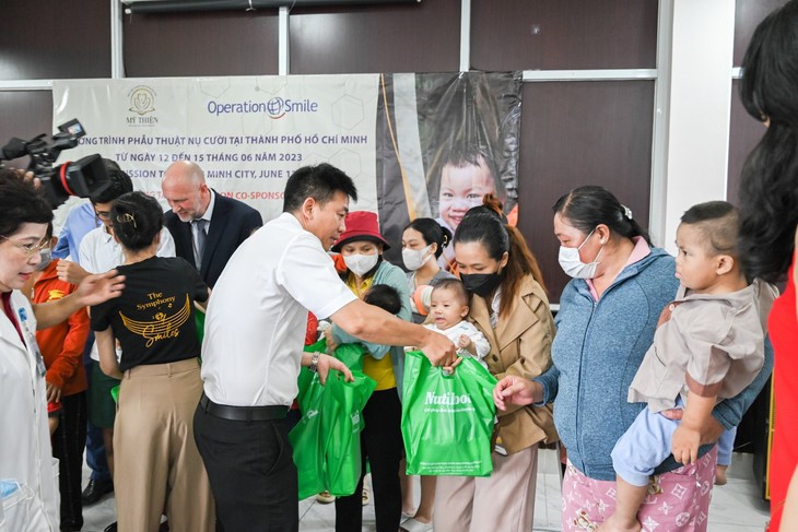 Nhãn hàng PregEU trao tặng 10 suất phẫu thuật nụ cười cho các em nhỏ hở môi, hàm ếch - Ảnh 2.