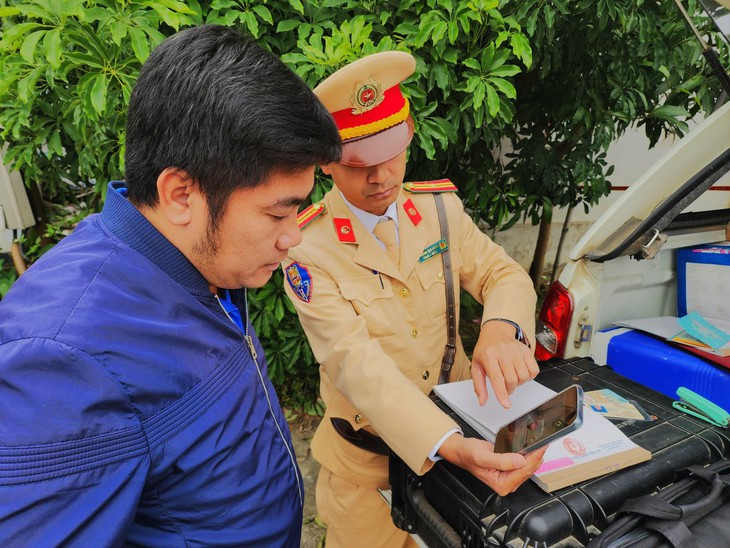 Tước phù hiệu vì vi phạm tốc độ hơn 1.000 phương tiện, có xe tái phạm hàng trăm lần - Ảnh 2.
