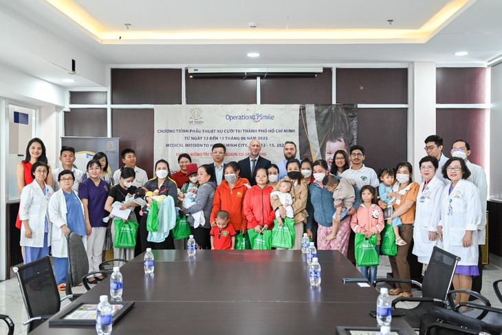 Nhãn hàng PregEU trao tặng 10 suất phẫu thuật nụ cười cho các em nhỏ hở môi, hàm ếch - Ảnh 4.