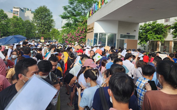 Phụ huynh xếp hàng xuyên đêm tranh suất cho con vào lớp 1