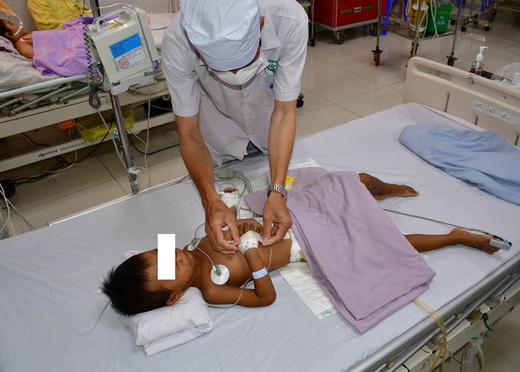 Phẫu thuật cấp cứu cho bé gái 4 tuổi bị tắc ruột do "ăn tóc" - Ảnh 3.
