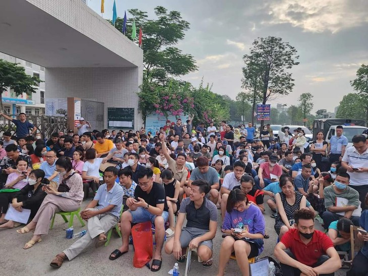 Phụ huynh xếp hàng xuyên đêm tranh suất cho con vào lớp 1 - Ảnh 4. Phụ huynh xếp hàng xuyên đêm tranh suất cho con vào lớp 1 - Ảnh 4.
