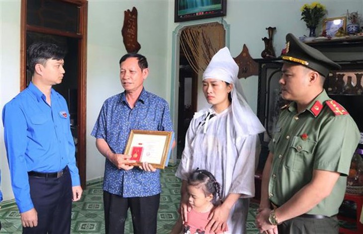 Trao tặng và truy tặng Huy hiệu “Tuổi trẻ dũng cảm” cho năm chiến sỹ - Ảnh 2.