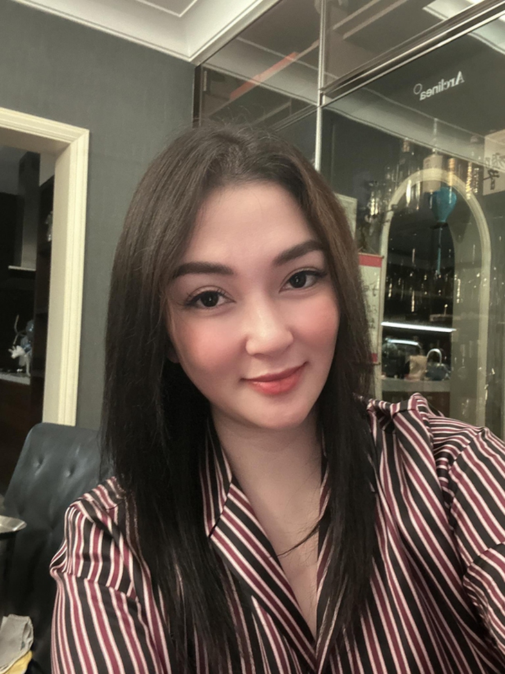 Nhan sắc 'hack tuổi' gây ngỡ ngàng của Nguyễn Thị Huyền sau 19 năm đăng quang - Ảnh 2. Nhan sắc 'hack tuổi' gây ngỡ ngàng của Nguyễn Thị Huyền sau 19 năm đăng quang - Ảnh 2.
