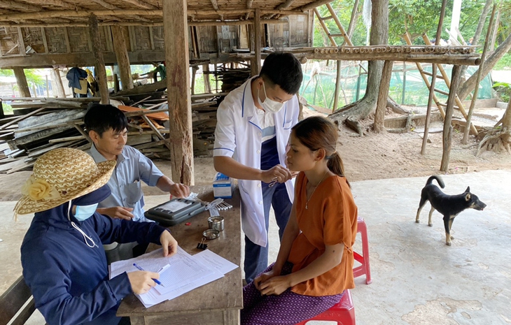Tiếp tục vào tận bản, đến từng nhà tiêm vaccine COVID-19 cho đồng bào vùng núi, biên giới - Ảnh 4.