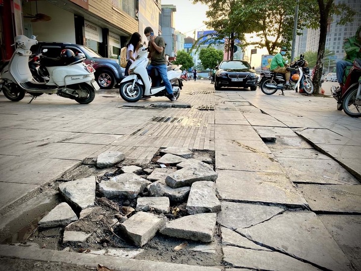 Kiến nghị xử lý nghiêm các trường hợp sai phạm trong cải tạo, lát đá vỉa hè ở Hà Nội - Ảnh 1. Kiến nghị xử lý nghiêm các trường hợp sai phạm trong cải tạo, lát đá vỉa hè ở Hà Nội - Ảnh 1.