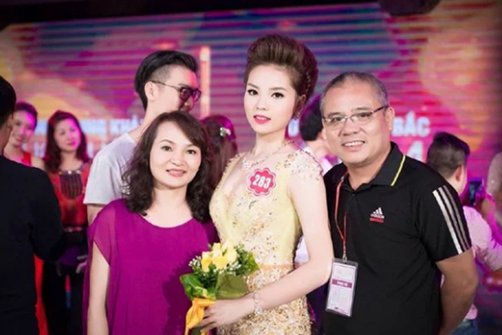 Thân thế người phụ nữ hết lòng chăm lo cho Hoa hậu Kỳ Duyên: Làm bà chủ từ năm 17 tuổi, có tiếng giàu sang ở Thành Nam - Ảnh 2. Thân thế người phụ nữ hết lòng chăm lo cho Hoa hậu Kỳ Duyên: Làm bà chủ từ năm 17 tuổi, có tiếng giàu sang ở Thành Nam - Ảnh 2.