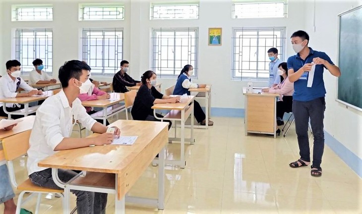 Bộ trưởng GDĐT: Cần lưu tâm tới sức khỏe của cán bộ làm thi và thí sinh thi tốt nghiệp THPT 2023 - Ảnh 3. Bộ trưởng GDĐT: Cần lưu tâm tới sức khỏe của cán bộ làm thi và thí sinh thi tốt nghiệp THPT 2023 - Ảnh 3.