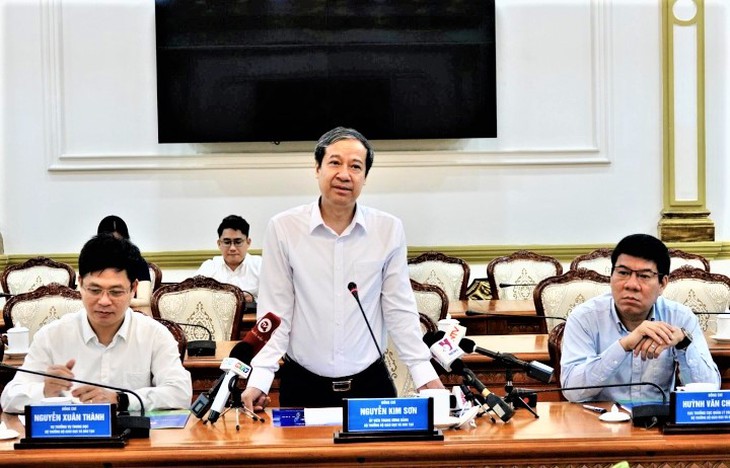 Bộ trưởng GDĐT: Cần lưu tâm tới sức khỏe của cán bộ làm thi và thí sinh thi tốt nghiệp THPT 2023 - Ảnh 2. Bộ trưởng GDĐT: Cần lưu tâm tới sức khỏe của cán bộ làm thi và thí sinh thi tốt nghiệp THPT 2023 - Ảnh 2.