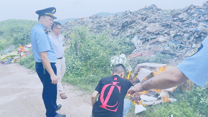 Thu giữ và tiêu hủy 50kg tôm hùm nước ngọt thuộc nhóm sinh vật ngoại lai - Ảnh 3. Thu giữ và tiêu hủy 50kg tôm hùm nước ngọt thuộc nhóm sinh vật ngoại lai - Ảnh 3.