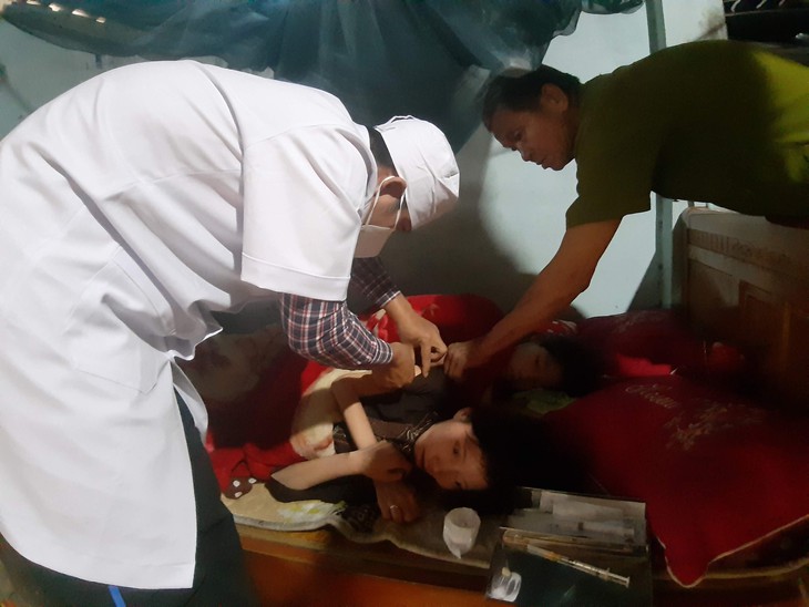 Tiếp tục vào tận bản, đến từng nhà tiêm vaccine COVID-19 cho đồng bào vùng núi, biên giới - Ảnh 2.