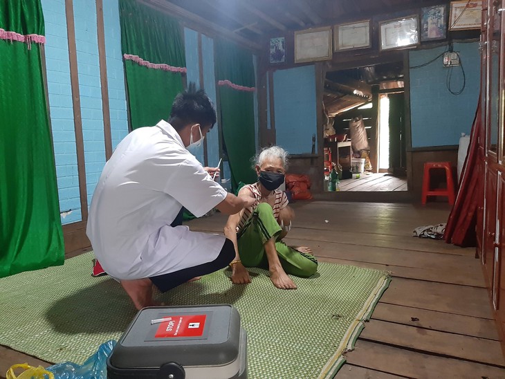 Tiếp tục vào tận bản, đến từng nhà tiêm vaccine COVID-19 cho đồng bào vùng núi, biên giới - Ảnh 1.