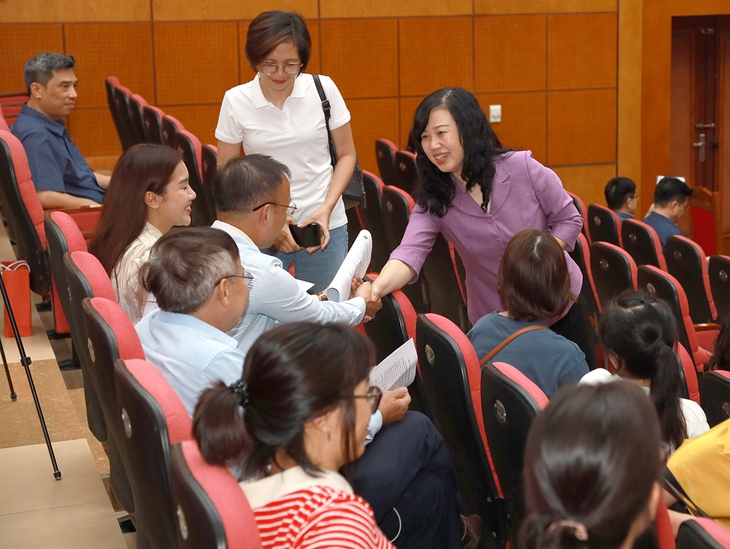 Bộ trưởng Đào Hồng Lan: "Đã từ lâu, chúng tôi luôn coi các nhà báo theo dõi mảng y tế là người nhà" - Ảnh 1.