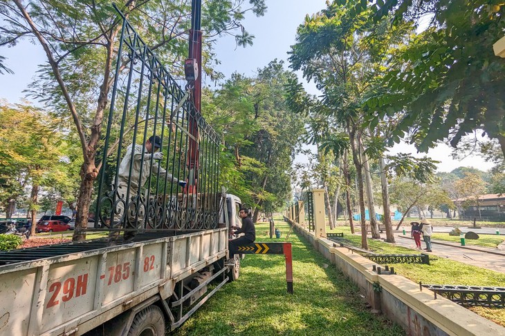 Hà Nội sẽ xem xét tháo dỡ toàn bộ hàng rào của Công viên Thống Nhất - Ảnh 1. Hà Nội sẽ xem xét tháo dỡ toàn bộ hàng rào của Công viên Thống Nhất - Ảnh 1.