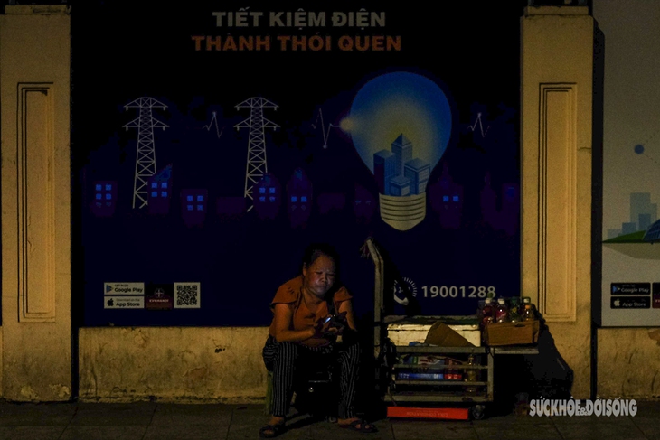 Hồ Gươm "lạ lẫm" ở thời kì tiết kiệm điện - Ảnh 2.