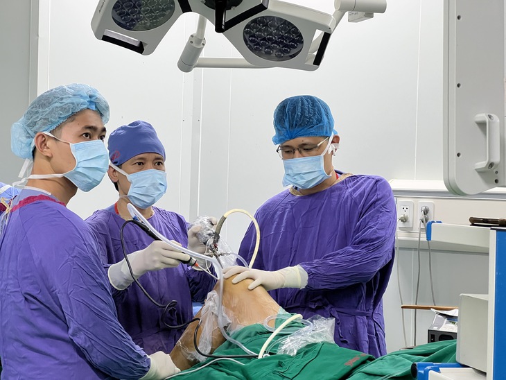 Chấn thương vẫn cố đi đá bóng, thanh niên đứt dây chằng cả 2 bên khớp gối - Ảnh 1.