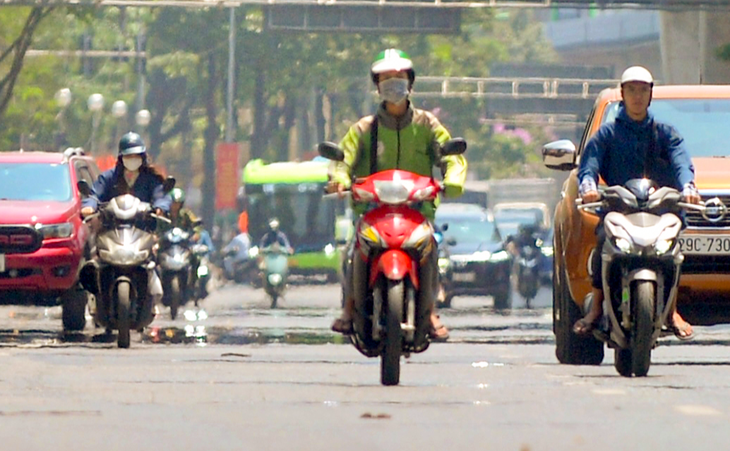 Cuối tuần miền Bắc đón nắng nóng gay gắt trở lại - Ảnh 2. Cuối tuần miền Bắc đón nắng nóng gay gắt trở lại - Ảnh 2.