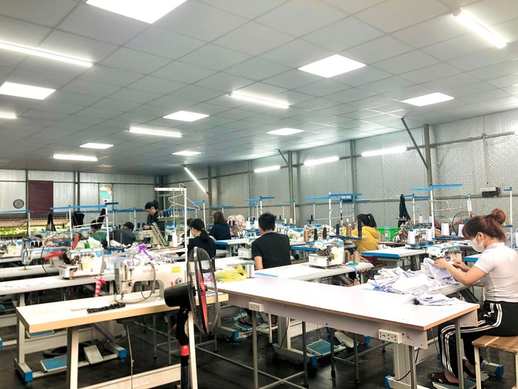 Mất điện, người dân tìm đủ mọi cách để khắc phục tình hình - Ảnh 1.