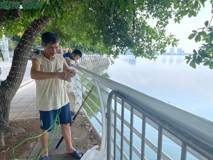 Xác cá chết, rác thải bốc mùi hôi thối một góc Hồ Tây - Ảnh 12.