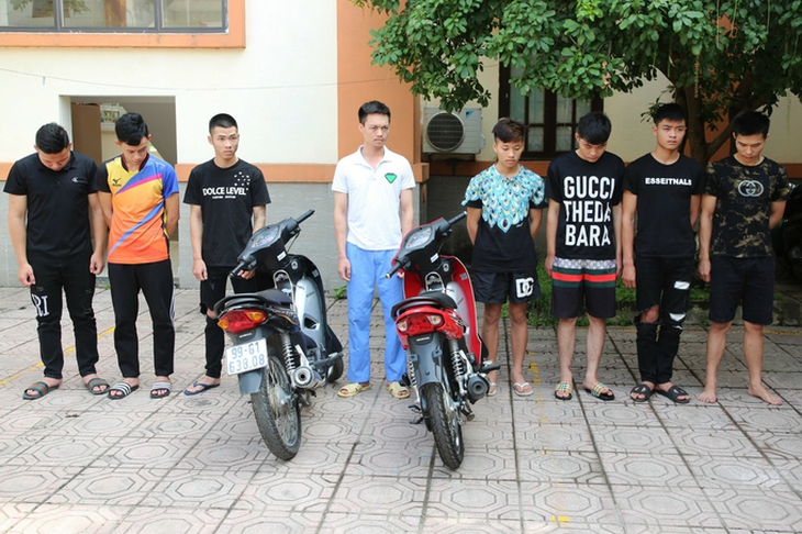 Rủ nhau bốc đầu xe máy, 7 thành viên ‘Hội Dị Nhân X’ bị khởi tố - Ảnh 1. Rủ nhau bốc đầu xe máy, 7 thành viên ‘Hội Dị Nhân X’ bị khởi tố - Ảnh 1.